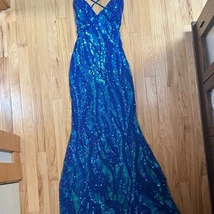 Windsor Acacia Iridescent
Sequin Lace-Up Formal Dress